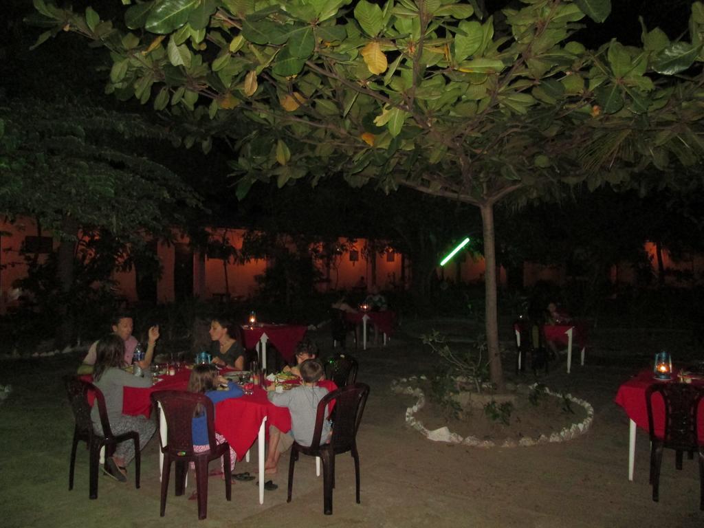 Shahira Hotel Nilaveli Kültér fotó