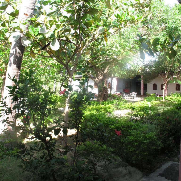 Shahira Hotel Nilaveli Kültér fotó