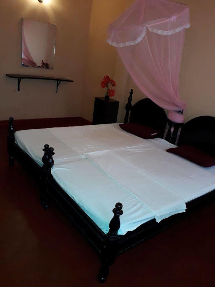 Shahira Hotel Nilaveli Kültér fotó